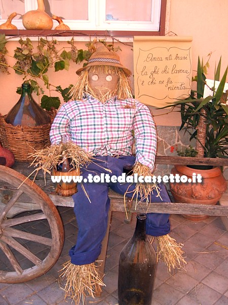 VEZZANO LIGURE (Sagra dell'Uva) - Scena agricola con pupazzo a forma di contadino realizzato con la paglia