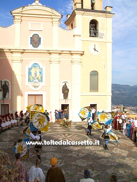 VEZZANO LIGURE (Sagra dell'Uva) - Gli Sbandieratori di Fivizzano si esibiscono sul sagrato della chiesa "Nostra Signora del Soccorso"