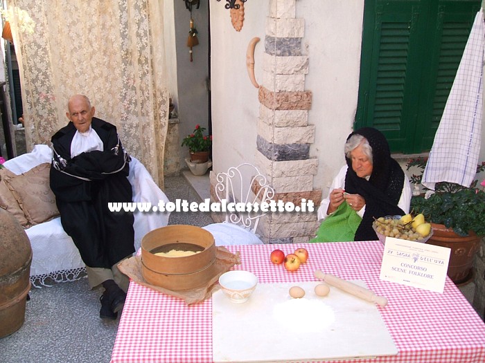 VEZZANO LIGURE (Sagra dell'Uva) - Scena di folklore nelle vie del centro storico