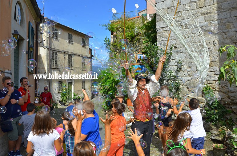 VEZZANO LIGURE (Sagra dell'Uva) - Spettacolo del "Mago delle Bolle" in Piazza Castello