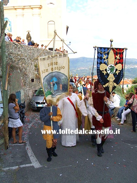 VEZZANO LIGURE (Sagra dell'Uva) - Stendardo del rione San Giorgio assieme a quello del Gruppo Storico di Fivizzano