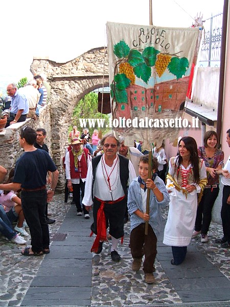 VEZZANO LIGURE (Sagra dell'Uva) - Stendardo e figuranti del rione Capitolo mentre la sfilata attraversa la porta che da accesso al borgo soprano