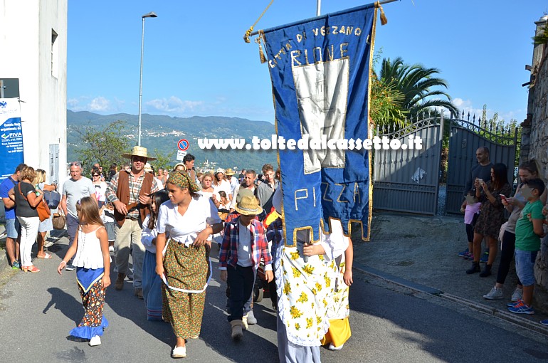 VEZZANO LIGURE (Sagra dell'Uva) - Stendardo e figuranti del rione Piazza mentre la sfilata storica si dirige verso il borgo soprano attraversando la strada provinciale