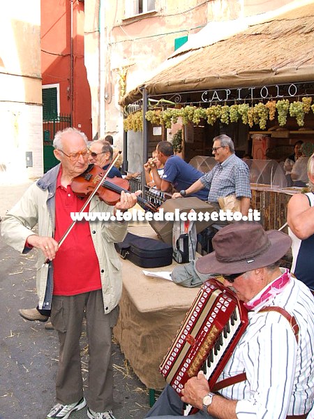 VEZZANO LIGURE (Sagra dell'Uva) - Suonatori di musica folk nel rione Capitolo