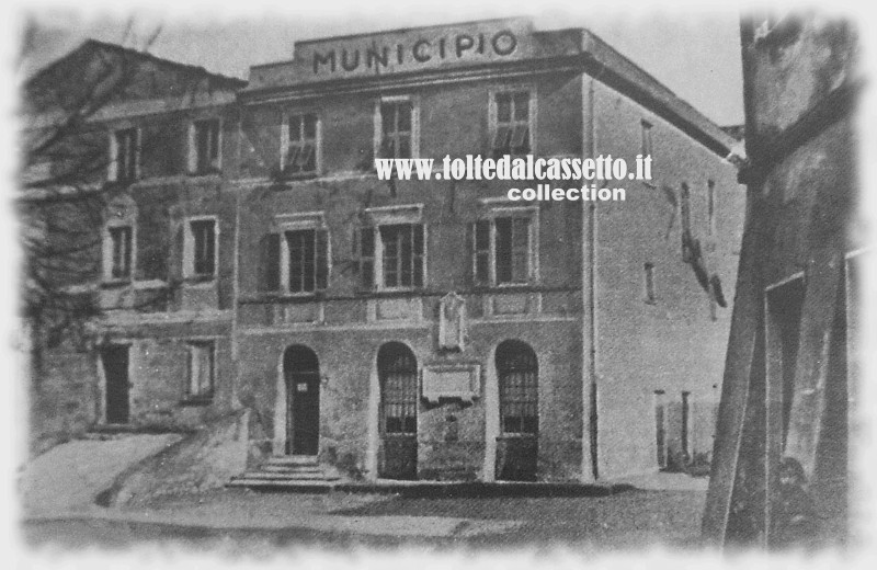 S.STEFANO MAGRA - In una foto risalente agli inizi del Novecento Piazza della Pace (gi Piazza Castello) e il Palazzo del Podest e del Parlamento adibito a Municipio