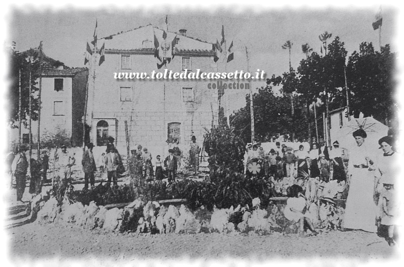 SANTO STEFANO DI MAGRA - Piazza Garibaldi nel 1903 durante l'inaugurazione della fontana, che verr poi demolita negli anni Settanta. All'epoca si chiamava Piazza Vittorio Emanuele