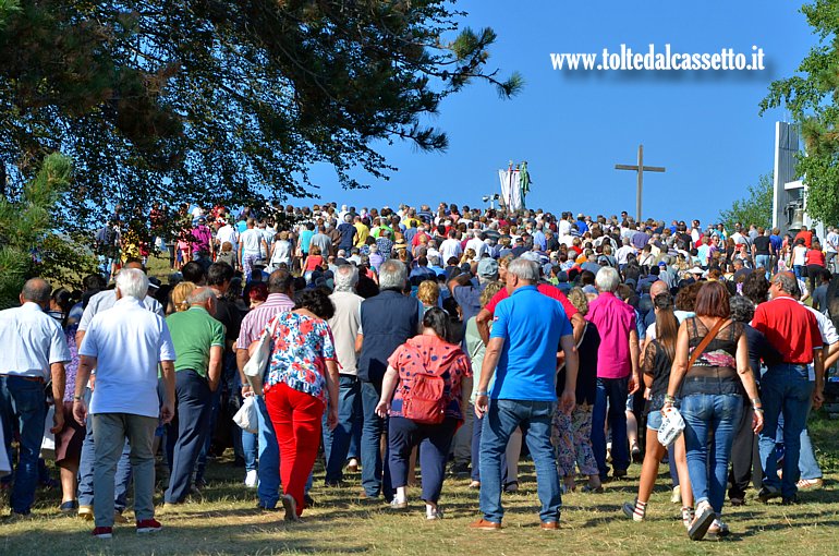 MONTE ARGEGNA - Fedeli in processione seguono la statua della Madonna della Guardia