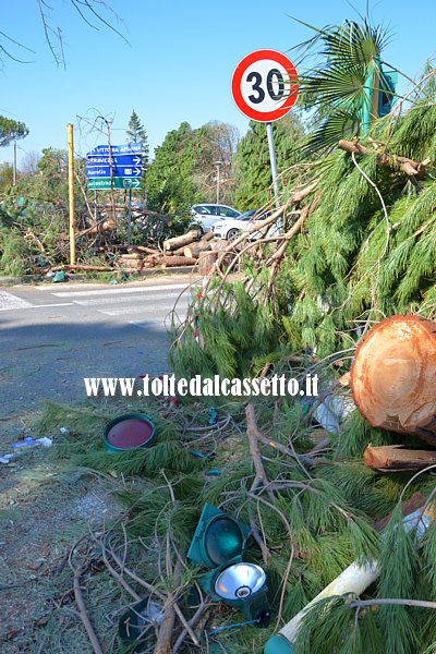 FORTE DEI MARMI - Incrocio con impianto semaforico completamente distrutto