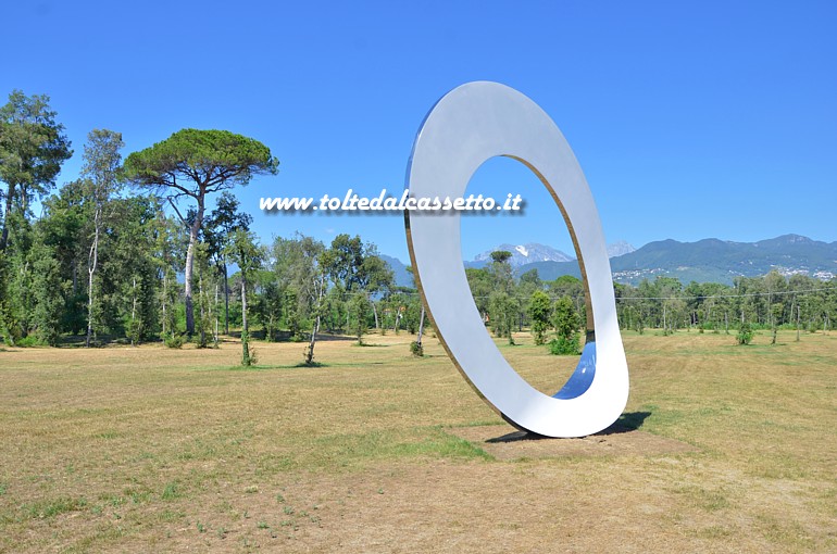 MARINA DI PIETRASANTA - La pineta della Versiliana rinasce assieme all'arte, con l'installazione della scultura "N'uovo" dell'artista Prasto, inaugurata il 26-06-2016 alla presenza del ministro Dario Franceschini