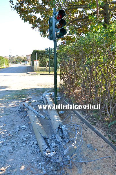 MARINA DI PIETRASANTA - Un semaforo rimasto miracolosamente in piedi dopo essere stato sfiorato da un palo della luce schiantatosi a terra