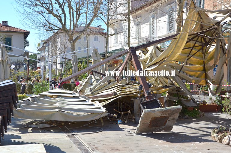 FORTE DEI MARMI - Strutture esterne di una gelateria accartocciate dal forte vento