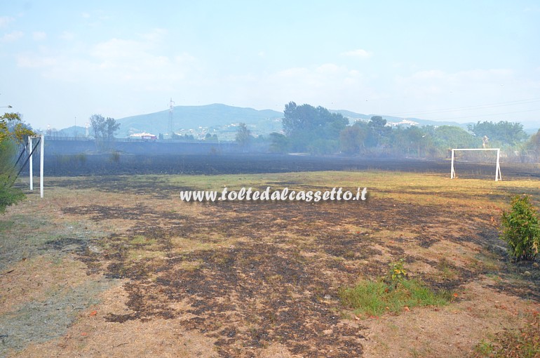 PARCO DEL MAGRA (Piano di Vezzano Ligure) - Campetto da calcio ancora fumante dopo essere stato attraversato dalle fiamme dell'incendio scoppiato il 7 agosto 2015