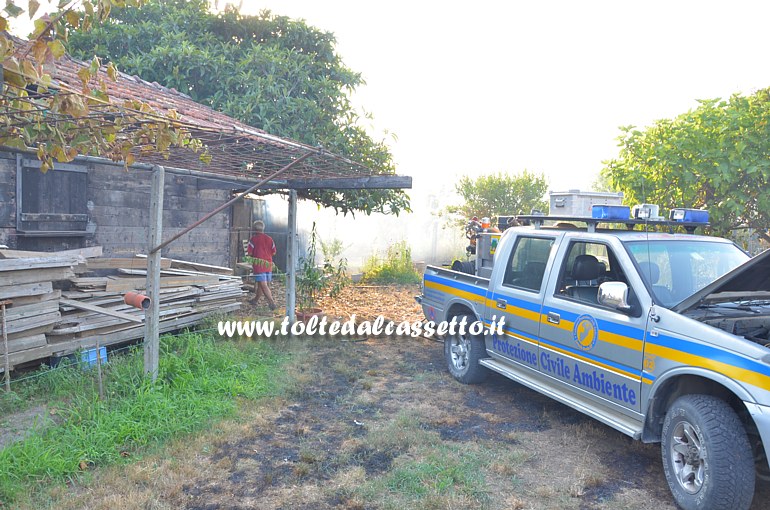 PARCO DEL MAGRA (Piano di Vezzano Ligure) - La Protezione Civile di Arcola all'opera su un deposito di prosotti agricoli che ha preso fuoco durante l'incendio scoppiato il 7 agosto 2015