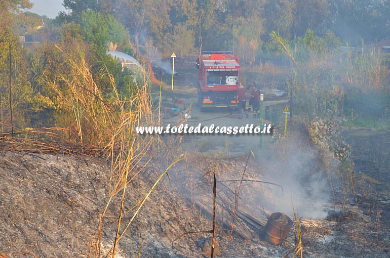 PARCO DEL MAGRA (Piano di Vezzano Ligure) - Una squadra dei Vigili del Fuoco spegne gli ultimi focolai dell'incendio scoppiato il 7 agosto 2015