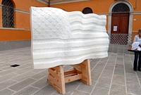 La bandiera Usa da record, scolpita  nel marmo bianco di Carrara. Peso 2 tonnellate, superficie circa 5 metri quadrati (immagine dell'Ufficio Stampa del Con-vivere Festival