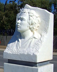 FORTE DEI MARMI - Busto in marmo bianco delle Apuane alla memoria dell'attore Renato Salvatori, nativo di Seravezza, terra di cavatori