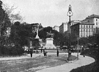GENOVA - Piazza Corvetto in una fotografia di inizio '900. Il monumento a Vittorio Emanuele II fu inaugurato nel luglio 1886, alla presenza di Re Umberto