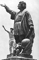 CITTA' DEL MESSICO (1962) - Una curiosa immagine della statua di Cristoforo Colombo, utilizzata da due ragazzi come punto privilegiato per salutare il Presidente USA J.F.Kennedy durante una sua visita ufficiale