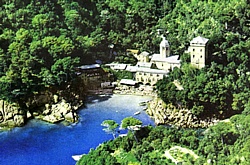 La baia di San Fruttuoso di Camogli come si vede dai sentieri del Promontorio di Portofino. Cliccando sull'immagine si ha una vista dal basso da foto d'epoca