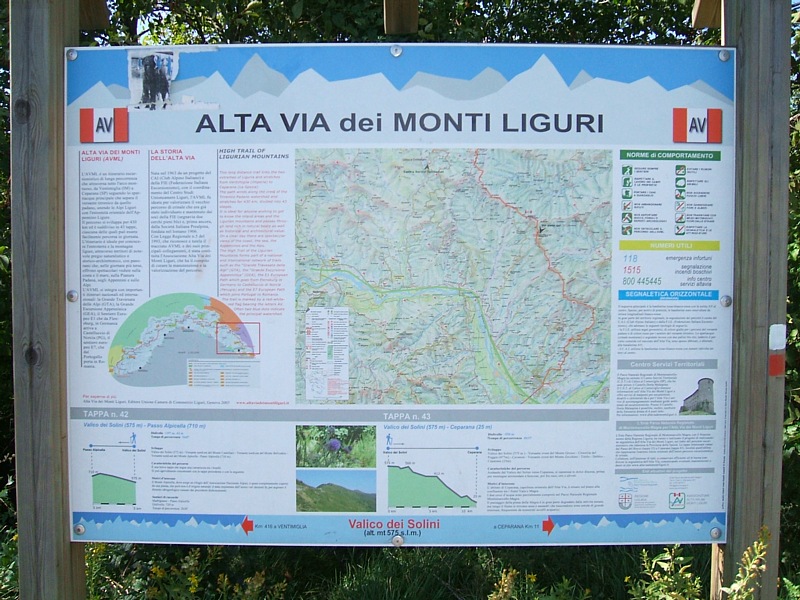 ALTA VIA DEI MONTI LIGURI - Cartellone informativo del percorso (mappa della zona, numeri di emergenza, tappe) posizionato al Valico dei Solini, lungo il breve tratto in territorio toscano