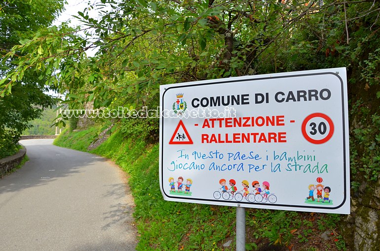 CARRO - Segnaletica stradale che invita alla prudenza in quanto nel paese i bambini giocano ancora per le strade