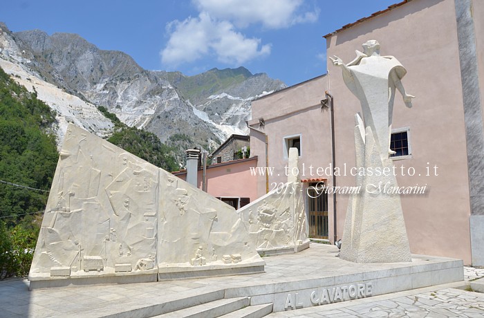 COLONNATA - Monumento al Cavatore