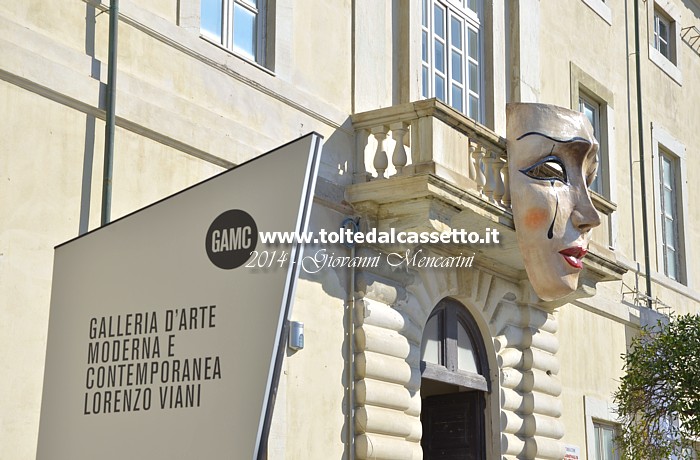 VIAREGGIO - Facciata del GAMC Lorenzo Viani durante il Carnevale