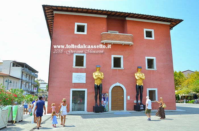 FORTE DEI MARMI - Il Forte Lorenese durante una mostra di Emanuele Giannelli