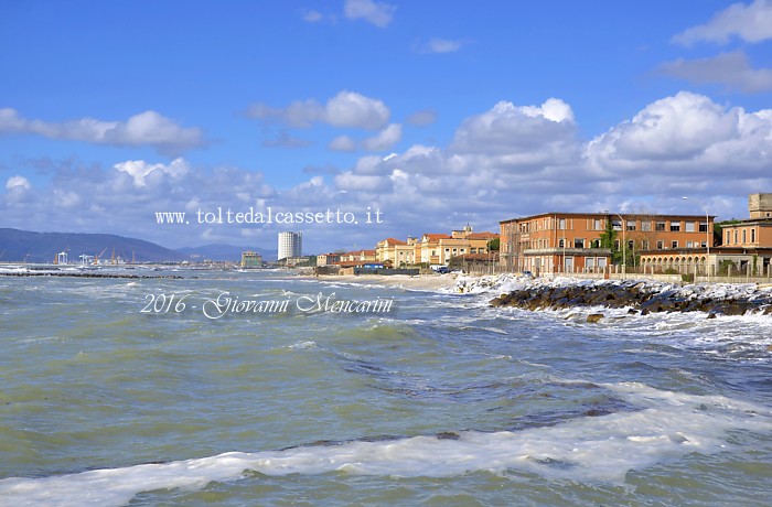 MARINA DI MASSA - Litorale con mare agitato