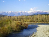 FIUME MAGRA - Paesaggio a Terrarossa con sfondo le vette dell'Appennino