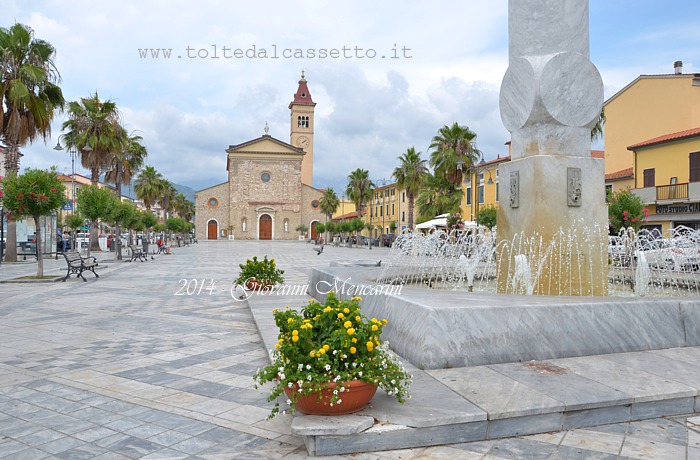 MARINA DI CARRARA - Piazza Menconi