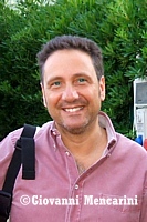 Il geologo Mario Tozzi è dal 1999 Primo Ricercatore del CNR. Dal 1996 si occupa di divulgazione delle scienze geologiche, naturali e ambientali attraverso i mezzi di diffusione radiotelevisiva