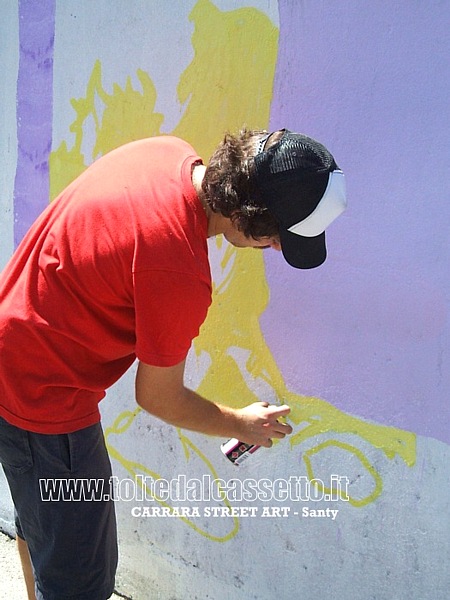 CARRARA - Fortitudo Mea in Coloris - Santy mentre dipinge con una bomboletta di acrilico