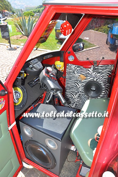 TUNING - Abitacolo di APE Car con cassa subwoofer THUNDER e due woofer CAOS Unlimited. Sul cruscotto ci sono anche due casse woofer/tweeter della PLANTER