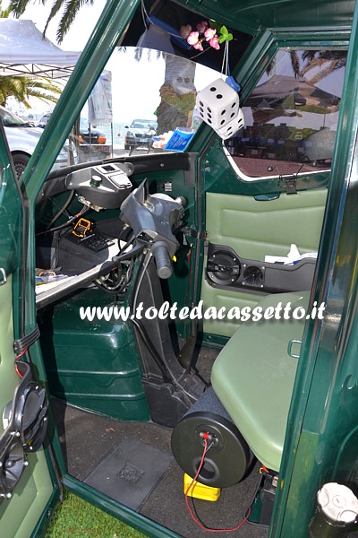 TUNING - Abitacolo di APE Car con subwoofer a cilindro sotto il sedile. Le portiere alloggiano una cassa auto della SONY