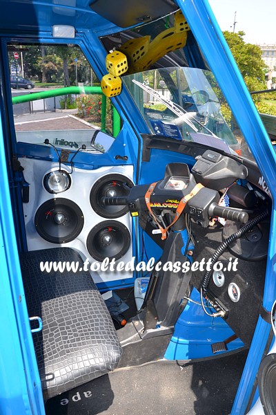 TUNING - Abitacolo di APE Car e portiera con tweeter e woofer DRAGSTER. Il mezzo  dotato anche di radio ricetrasmittente