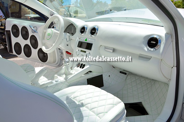 TUNING - Una AUDI A3 1.9 TDI con interno tutto di colore bianco e selleria in pelle trapuntata. Nelle portiere sono incassati 6 woofer