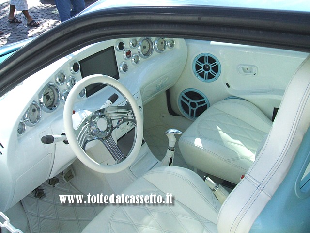 TUNING - Interno e selleria in pelle bianca di una Audi A3, super personalizzata anche nella strumentazione