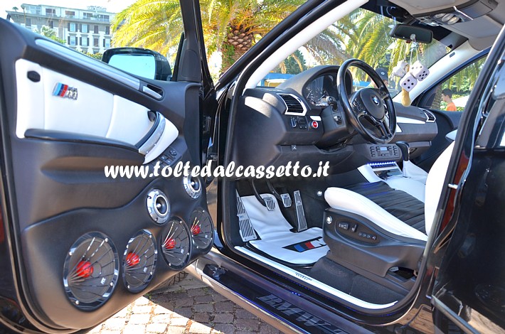 TUNING - Posto guida e interni in tinta bianco/nero/ di una BMW X5