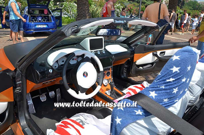 TUNING - Posto guida di BMW Z3 con interni e colori stile bandiera USA