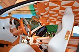 TUNING - Interni in pelle di BMW Serie 3 con tettuccio a scacchiera in tinta bianco/arancio