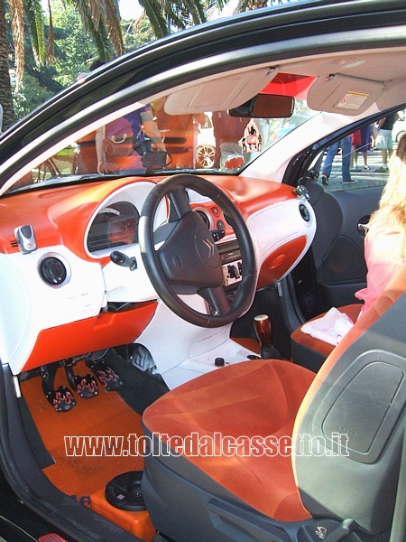 TUNING - Posto guida e interni nero, bianco e arancio di una Citroen C2