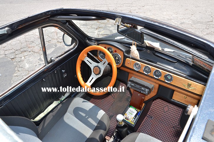 TUNING - Interno di Fiat 500 con volante e cruscotto in radica. Anche la strumentazione è totalmente rivista in stile "corsaiolo"