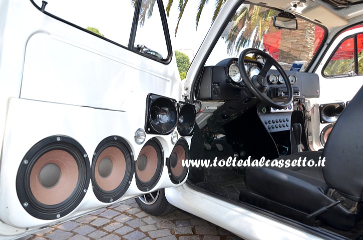 TUNING - Portiera con 8 altoparlanti e interno di Fiat 500 Abarth preparata da Prinzivalli