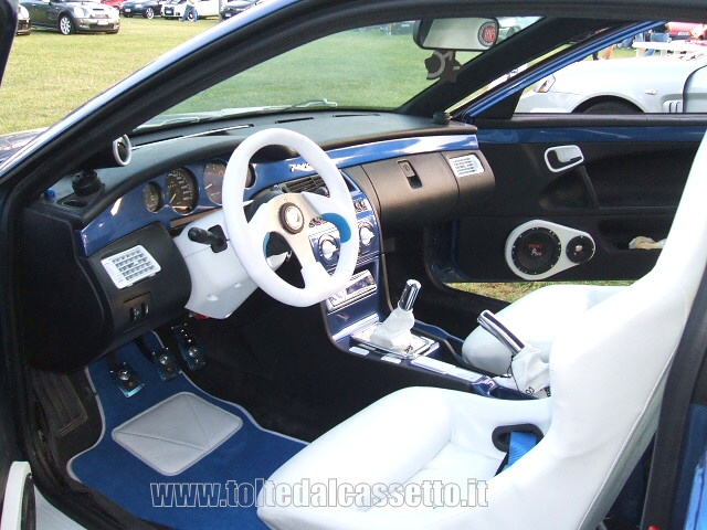 TUNING - Interni Pininfarina di un Fiat Coupè rivisitati con i colori nero, bianco (sedili e volante) e blu (cruscotto e tappetini)