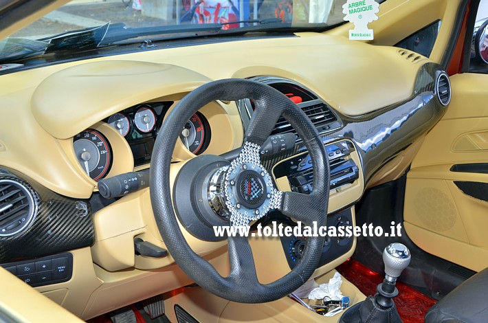 TUNING - Volante di una FIAT Grande Punto decorato con perline