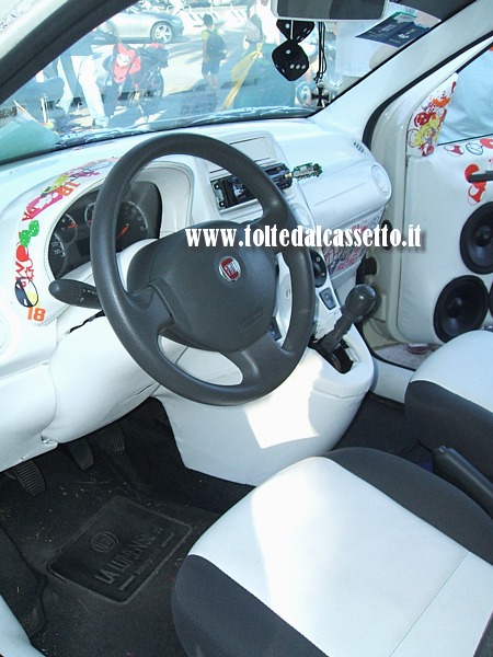 TUNING - Interni in bianco-nero di una Fiat Panda