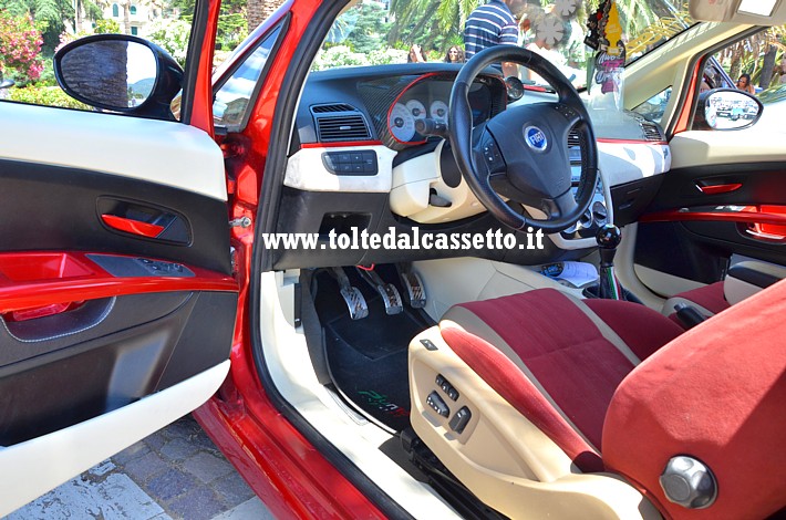 TUNING - Una FIAT punto con cruscotto di colore nero/bianco e selleria in velluto di colore rosso