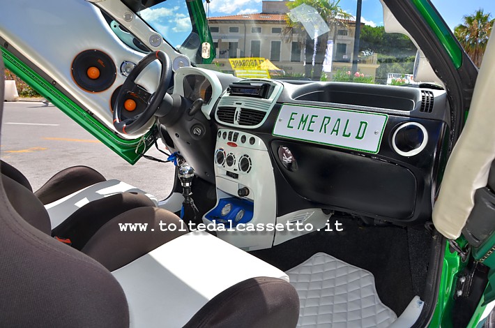 TUNING - Interni di colore bianco/nero per una FIAT Punto con allestimento "Sunrise"