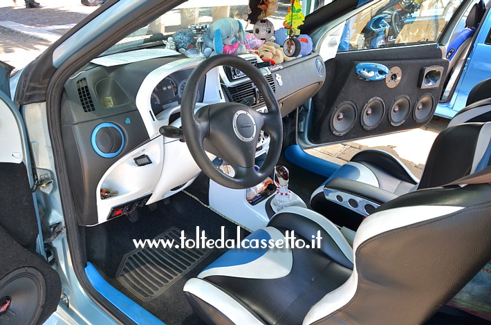 TUNING - Posto guida di una FIAT Punto che presenta interni in pelle di colore nero/bianco/azzurro